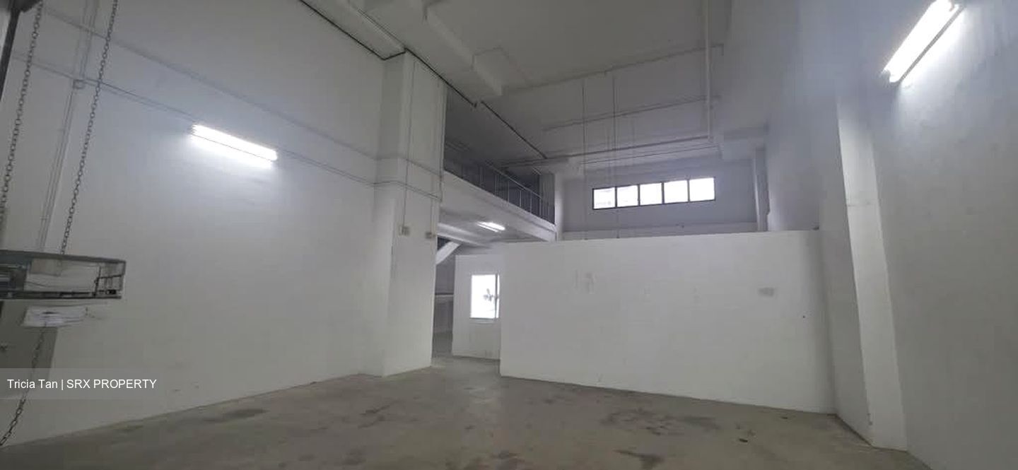 E9 Premium (D27), Factory #553565761